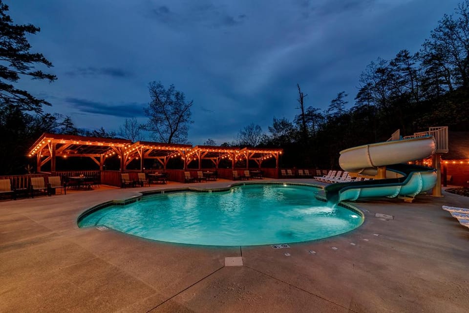 A Cozy Mountain Hideaway, free tickets, no catch! Chalet in Pigeon Forge