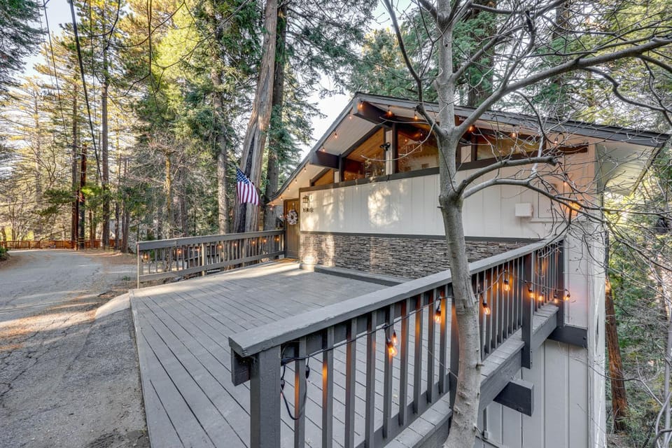 Modern Lake Arrowhead Retreat: 3 Mi to Village House in Lake Arrowhead