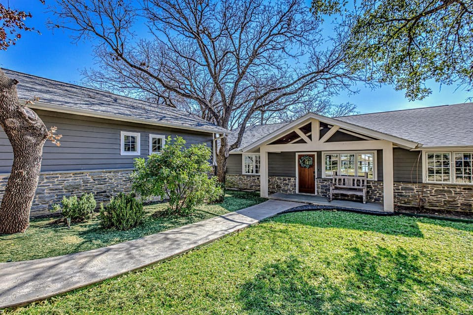 Lakefront Family Home for 12 w Picturesque Views & Patio House in Granite Shoals