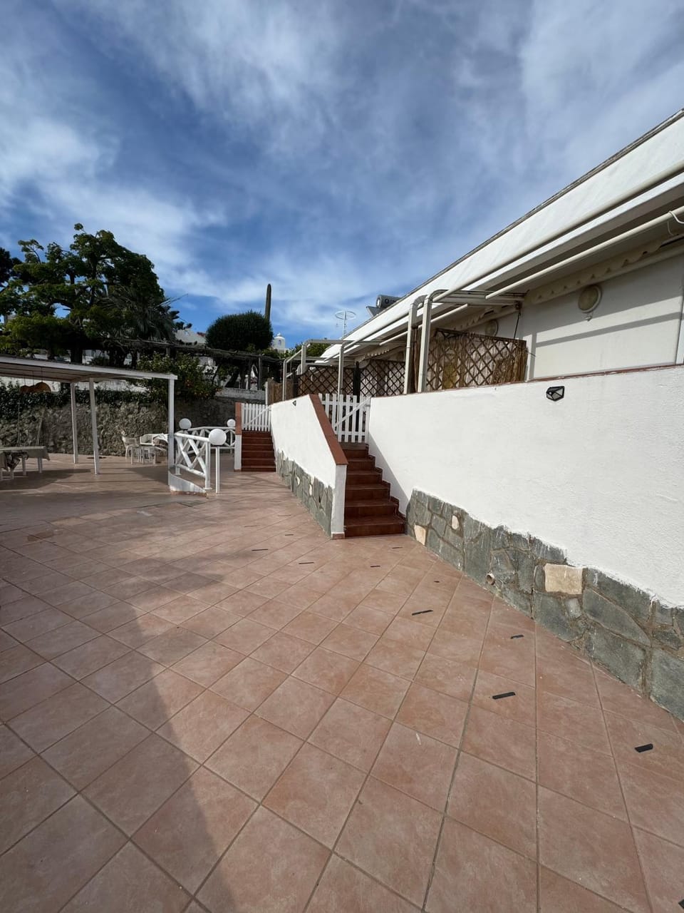 Property building, Patio, Balcony/Terrace
