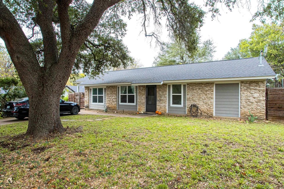 Screened-in Porch Walkable to SoCO House in Austin