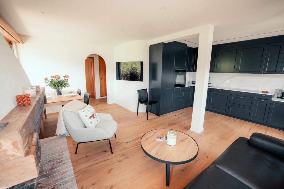 Communal lounge/ TV room, Kitchen or kitchenette, Living room, Seating area, Dining area