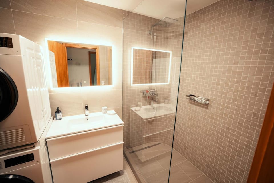 Shower, Bathroom, towels