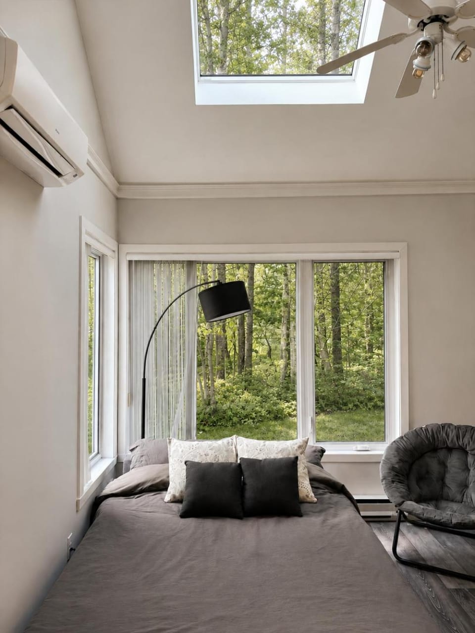 Bed, Living room