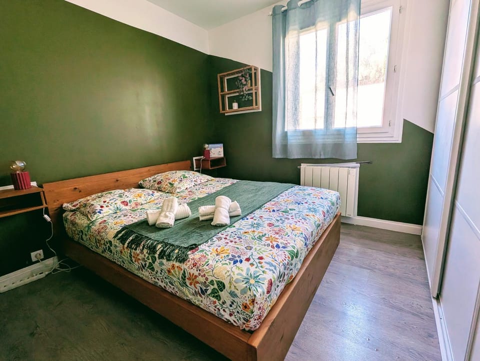 Bed, Photo of the whole room, Bedroom, towels