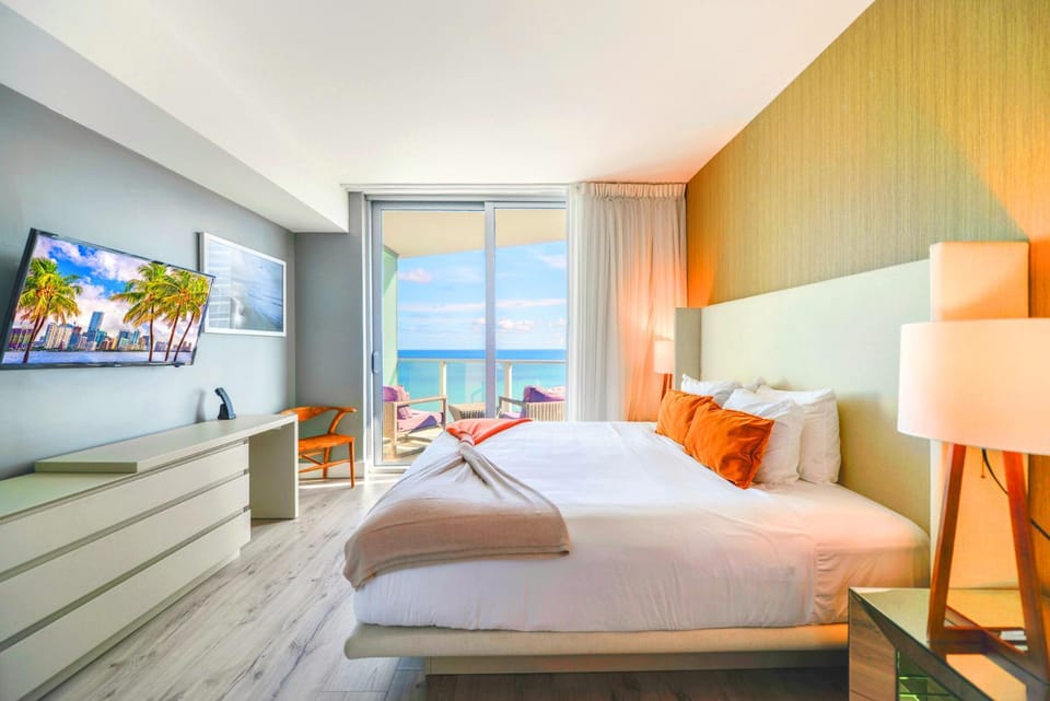 Bed, TV and multimedia, Seating area, Bedroom