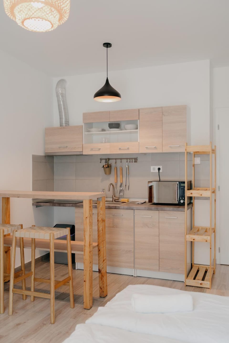Coffee/tea facilities, Kitchen or kitchenette, Dining area, stove