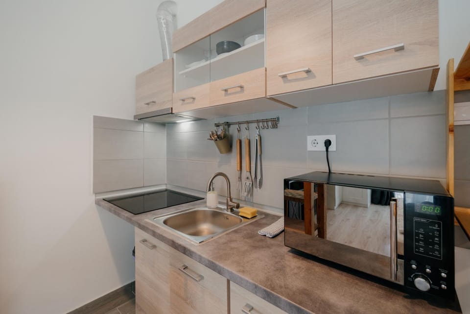 Coffee/tea facilities, Kitchen or kitchenette, stove