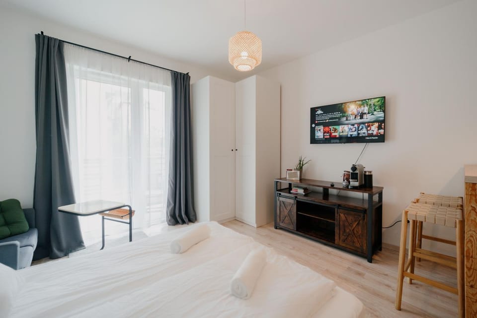 Communal lounge/ TV room, Bed, TV and multimedia, Bedroom