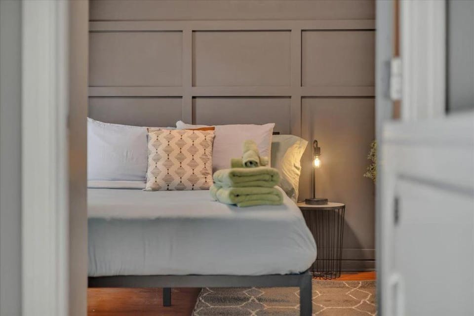 Bedroom, towels