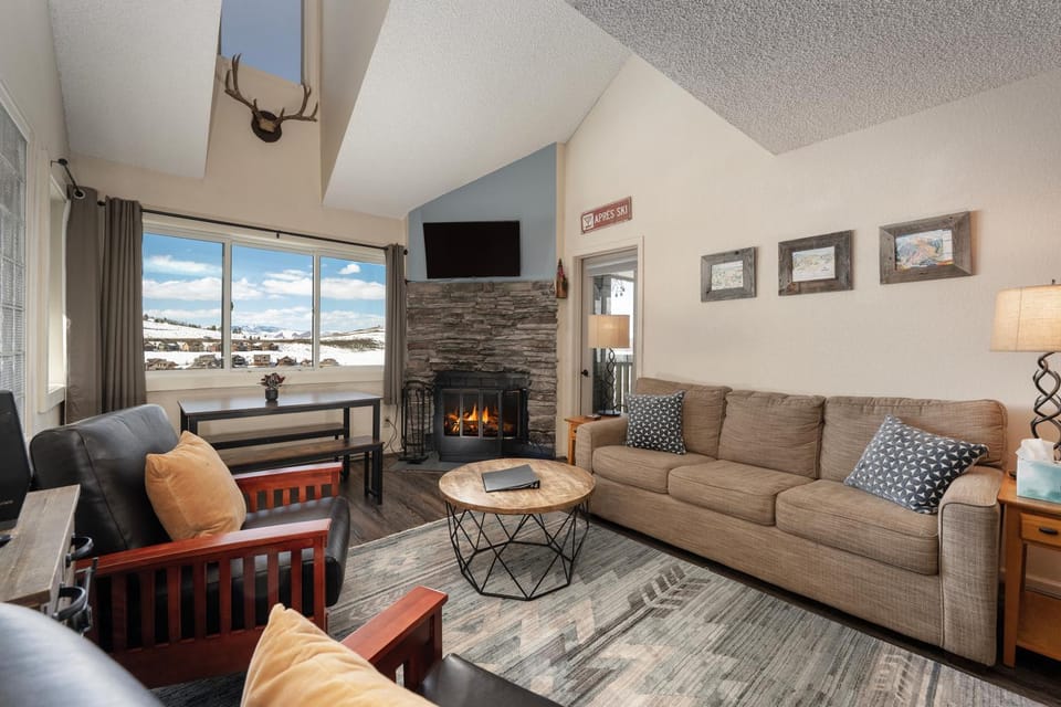 Winter, TV and multimedia, View (from property/room), Living room, Mountain view, fireplace, furniture