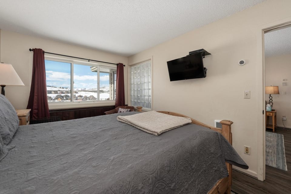 Bed, TV and multimedia, Bedroom, Mountain view, furniture