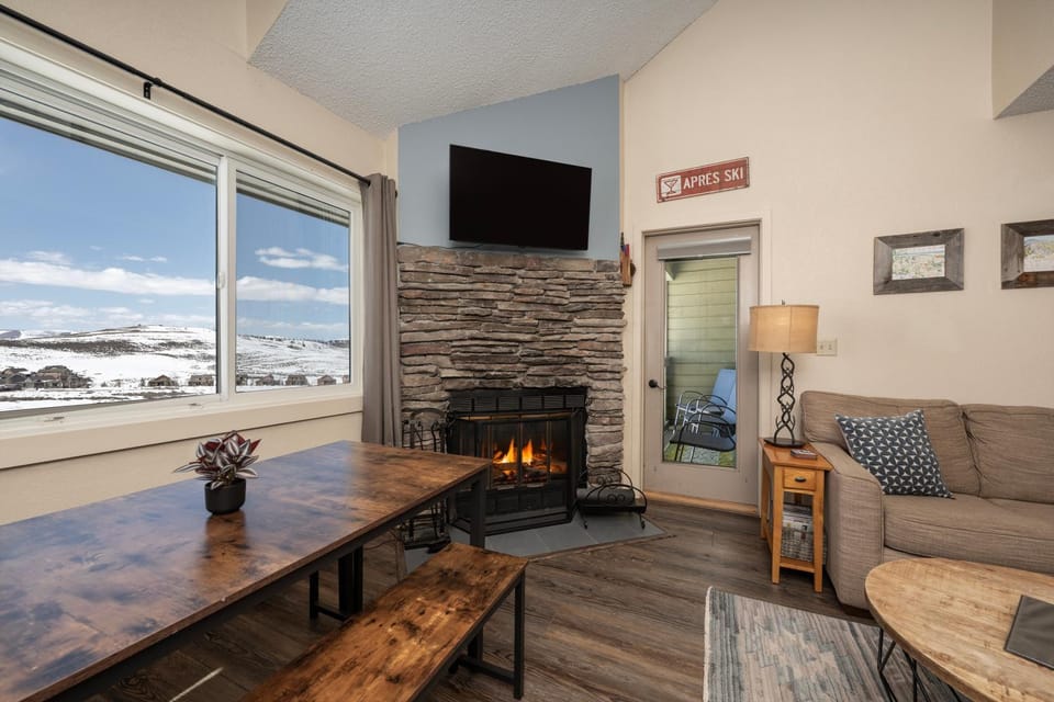 Winter, TV and multimedia, View (from property/room), Living room, Seating area, Mountain view, fireplace, furniture