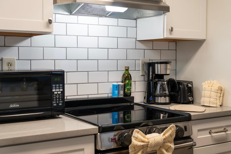 Coffee/tea facilities, Kitchen or kitchenette, microwave, stove, kitchen