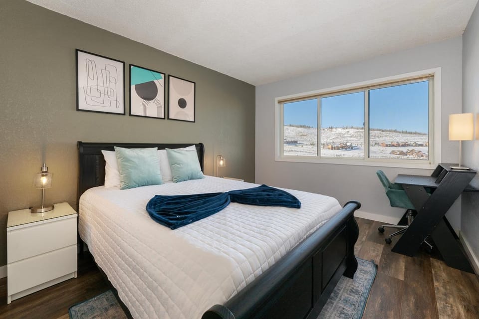 Bed, Winter, View (from property/room), Bedroom, Mountain view, furniture