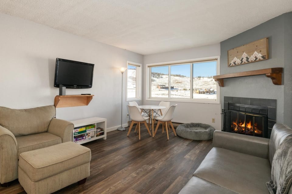 Winter, TV and multimedia, View (from property/room), Living room, Seating area, Dining area, Mountain view, fireplace, furniture