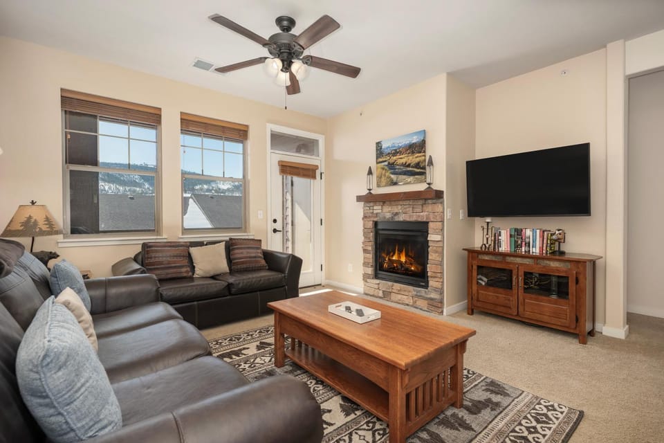TV and multimedia, View (from property/room), Living room, Seating area, Mountain view, fireplace, furniture