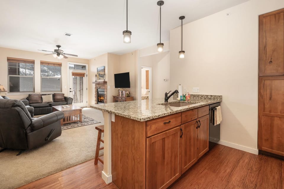 TV and multimedia, Kitchen or kitchenette, Living room, Seating area, fireplace, furniture