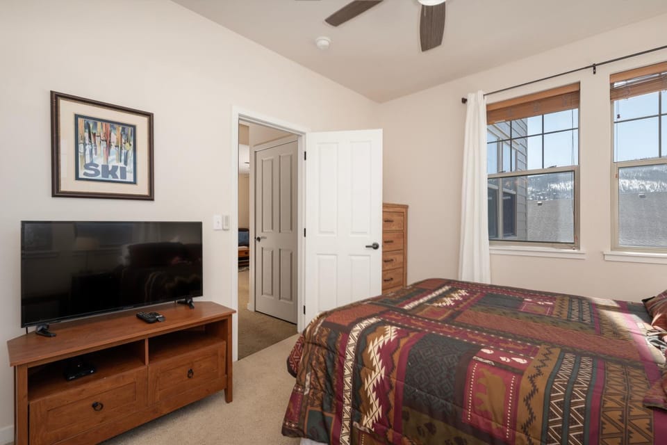 Bed, TV and multimedia, Bedroom, Mountain view, furniture