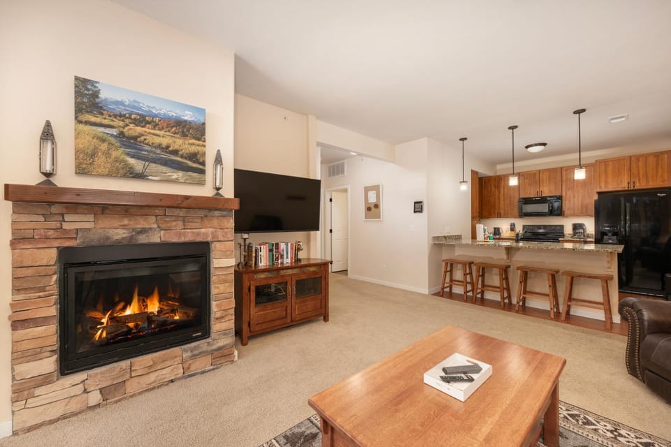 TV and multimedia, Kitchen or kitchenette, Living room, fireplace, furniture