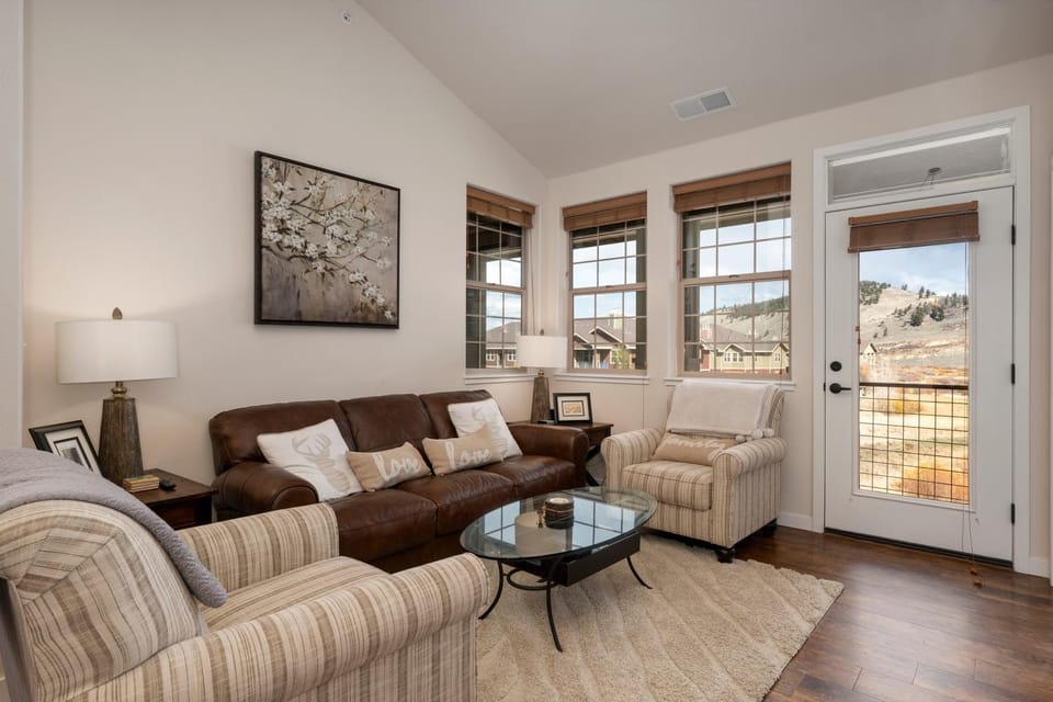 Living room, Seating area, Mountain view, furniture