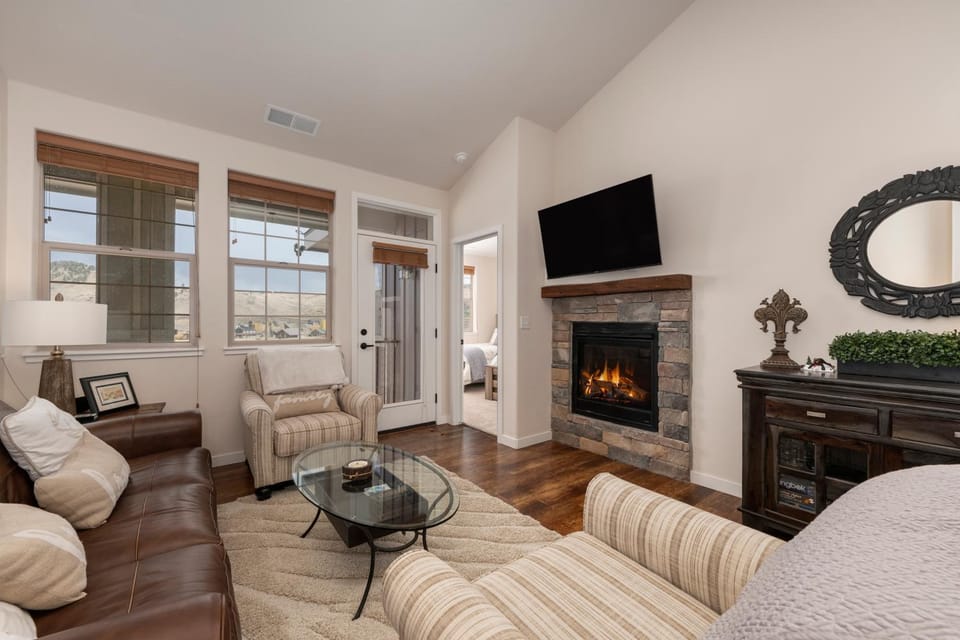 TV and multimedia, Living room, fireplace, furniture