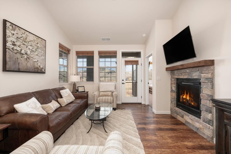 TV and multimedia, Living room, Seating area, fireplace, furniture