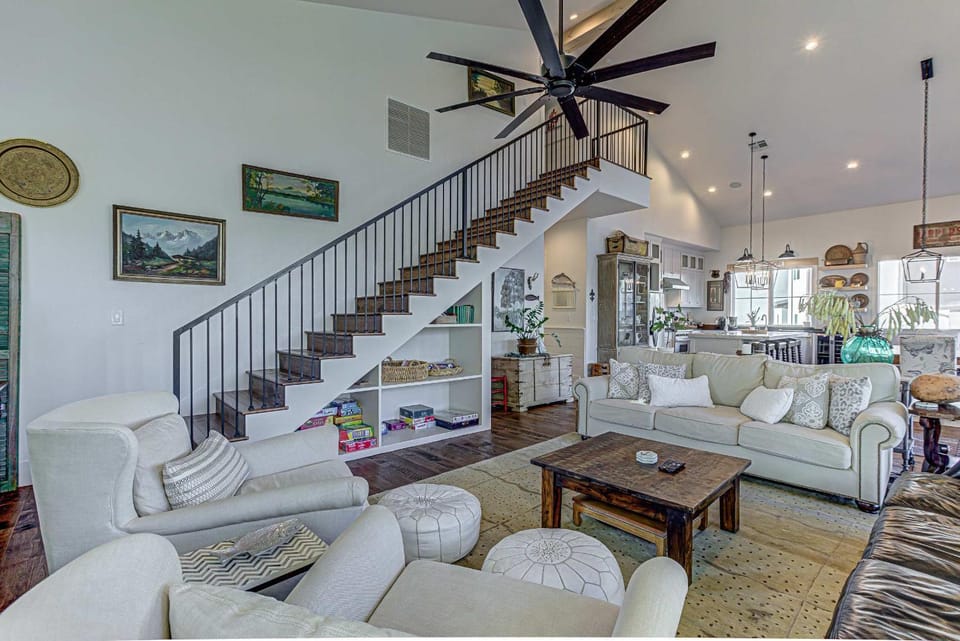 Immaculate Waterfront Family Home for 16 w Private Dock House in Kingsland