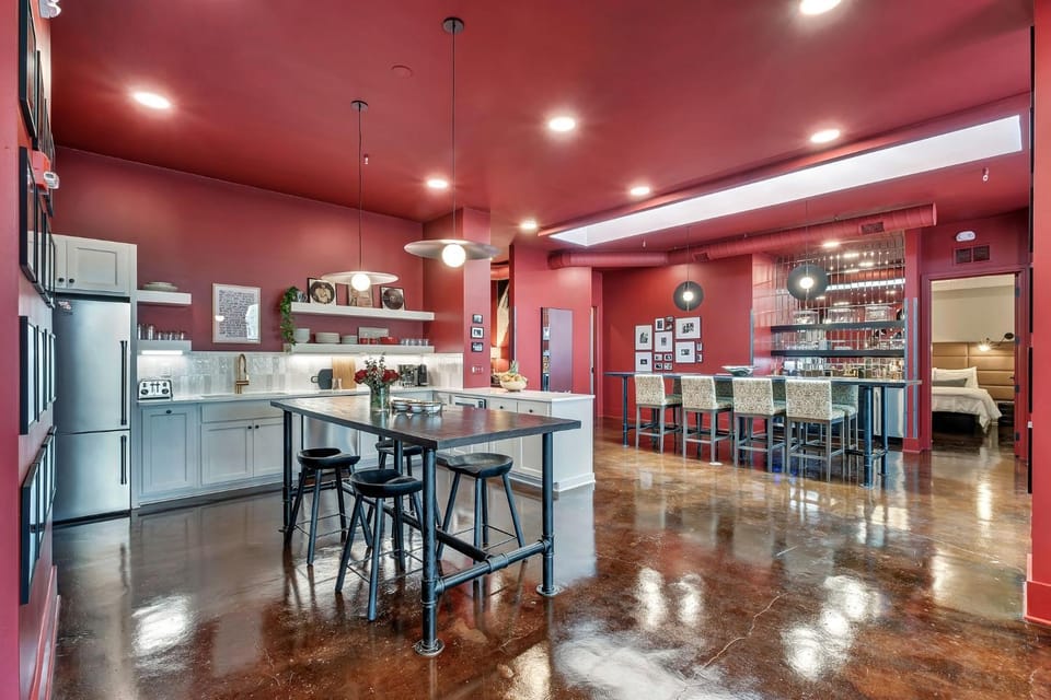 Kitchen or kitchenette, Dining area, minibar