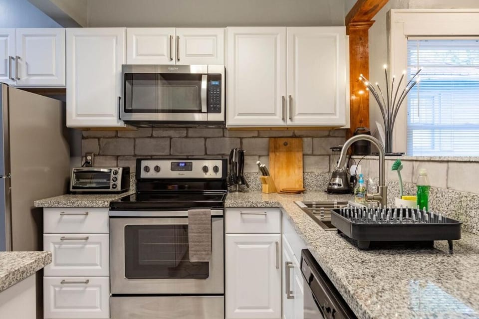 Coffee/tea facilities, Kitchen or kitchenette, dishwasher, oven, stove, toaster