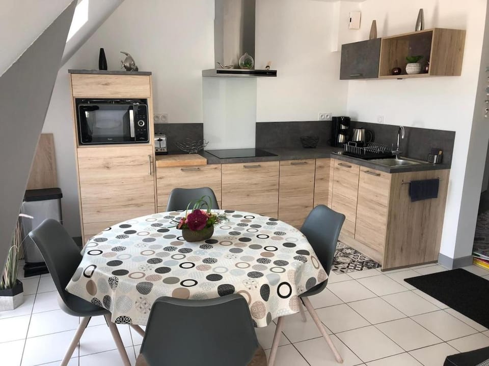 Coffee/tea facilities, Kitchen or kitchenette, Dining area, toaster