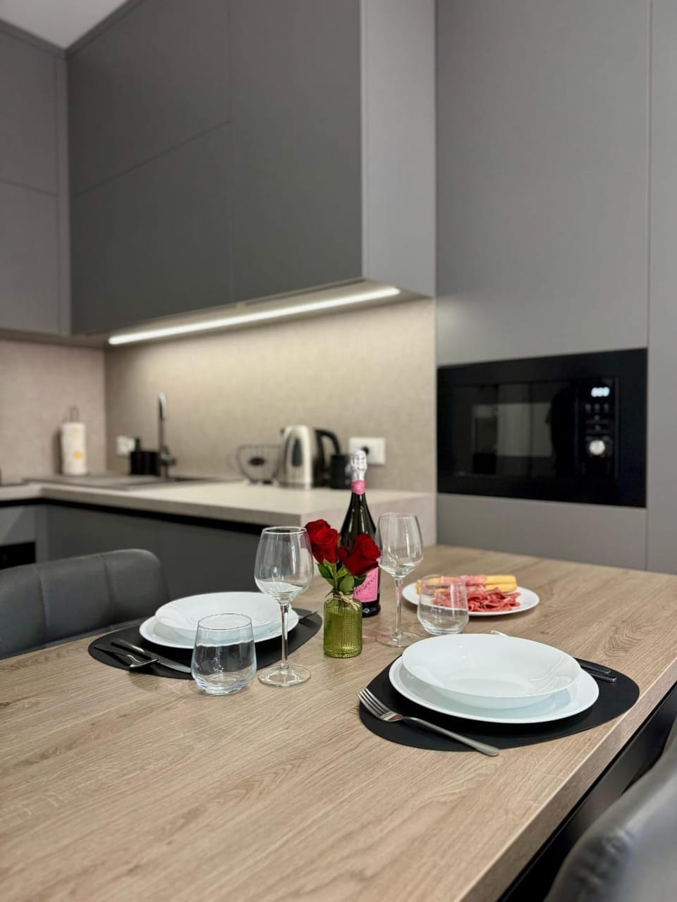 Kitchen or kitchenette, Dining area