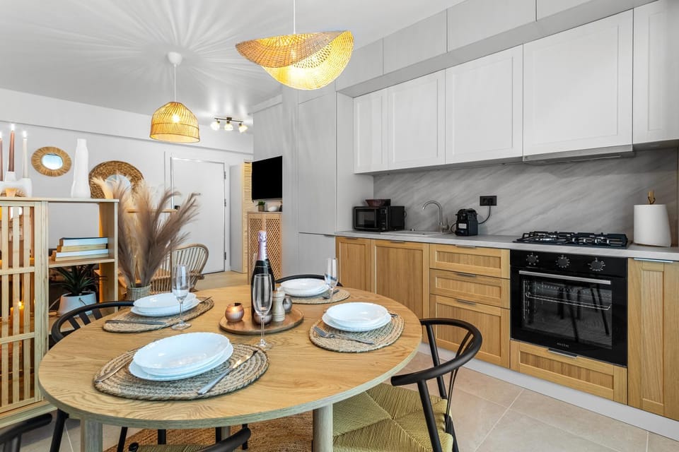 Kitchen or kitchenette, dishwasher, stove
