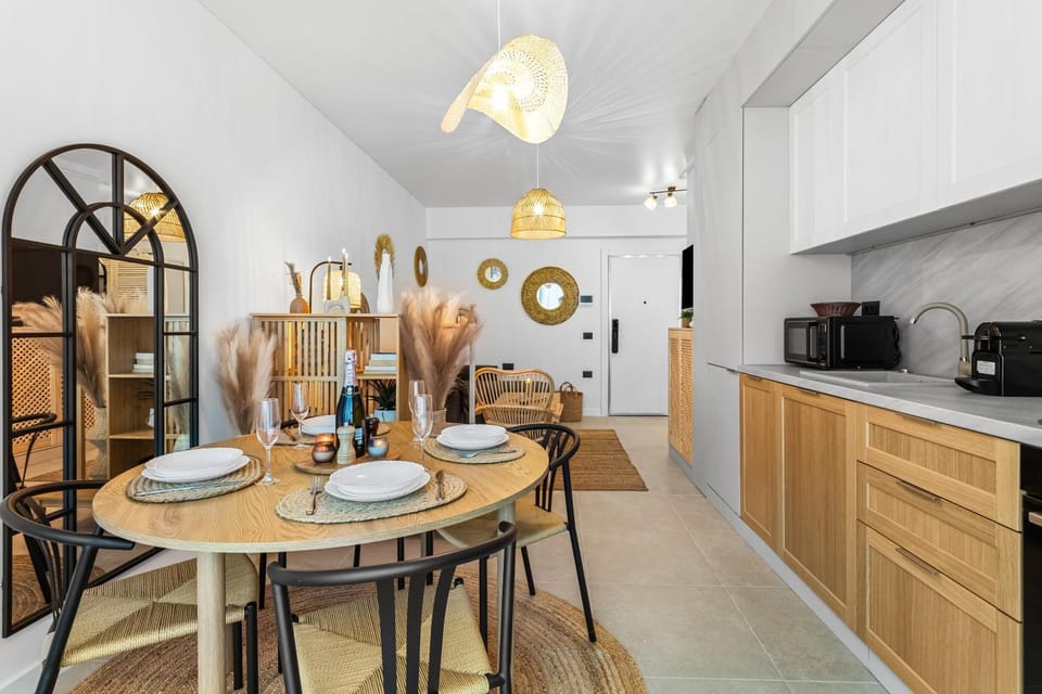 Kitchen or kitchenette, Dining area, stove