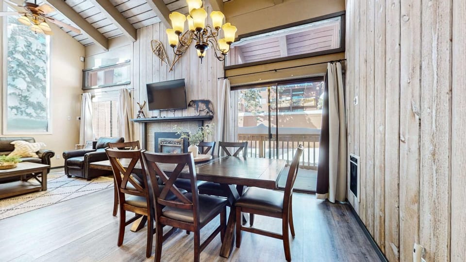 Modern Cabin for Family of 8 - Near Slopes & Canyon Lodge Cabin in Mammoth Lakes