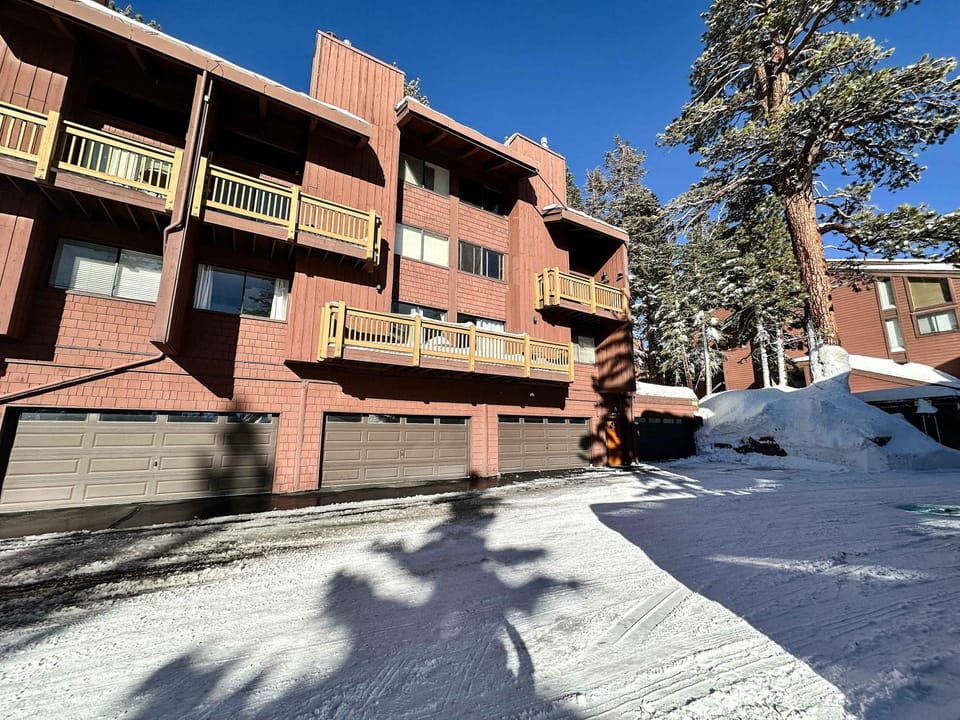 Modern Cabin for Family of 8 - Near Slopes & Canyon Lodge Cabin in Mammoth Lakes
