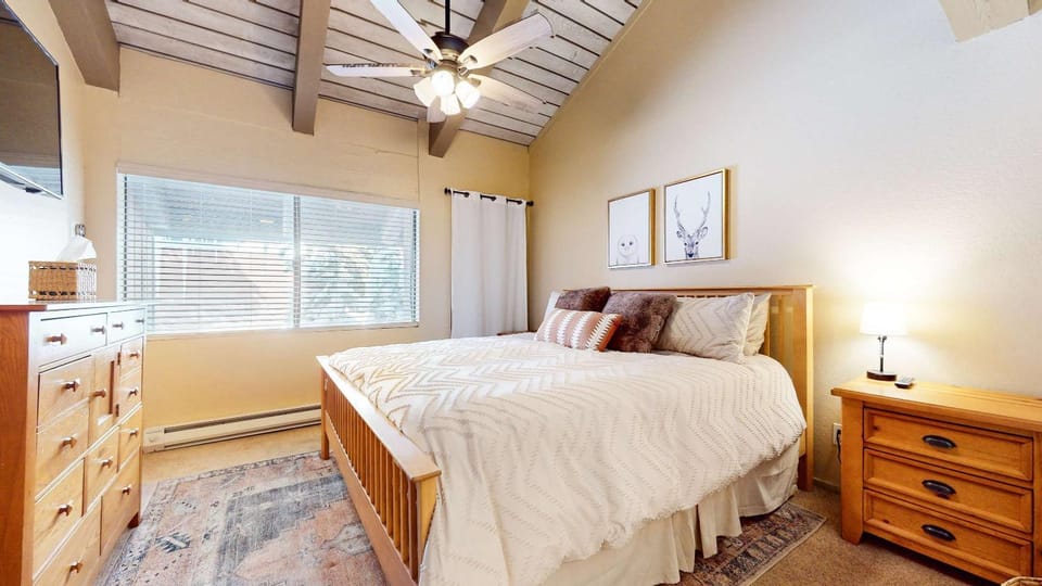 Modern Cabin for Family of 8 - Near Slopes & Canyon Lodge Cabin in Mammoth Lakes