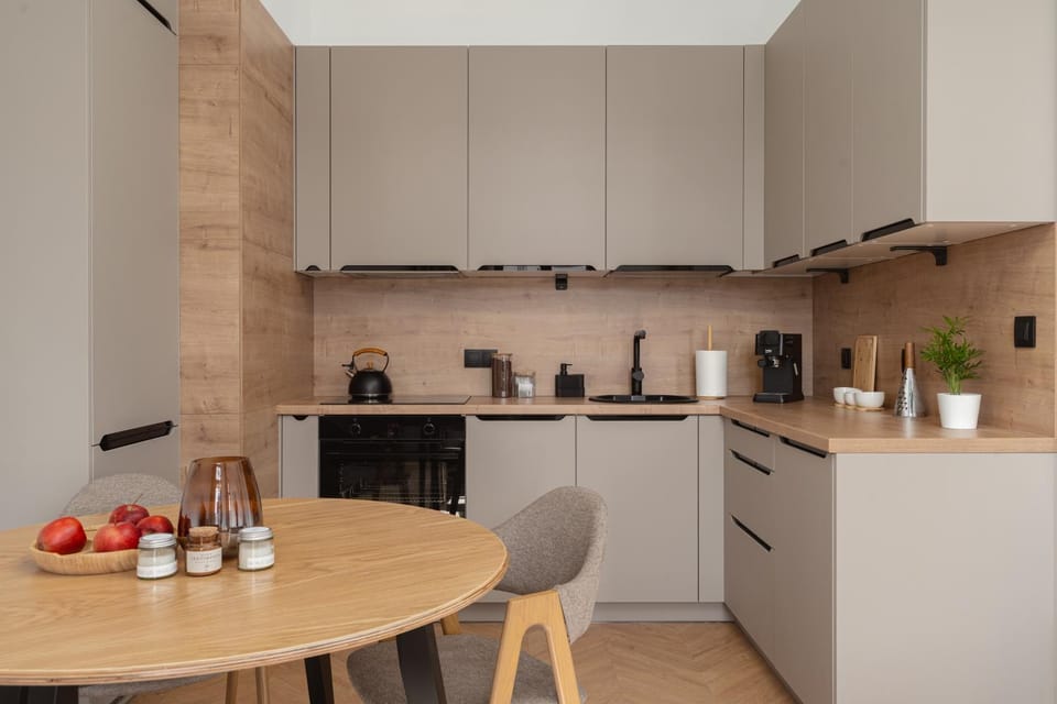 Coffee/tea facilities, Kitchen or kitchenette, Dining area, stove
