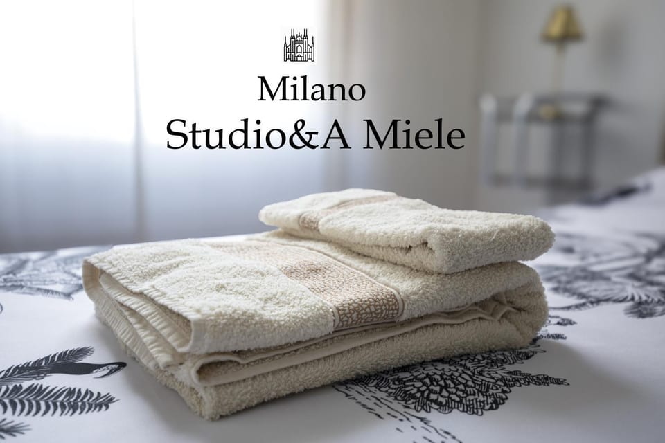 Bedroom, towels