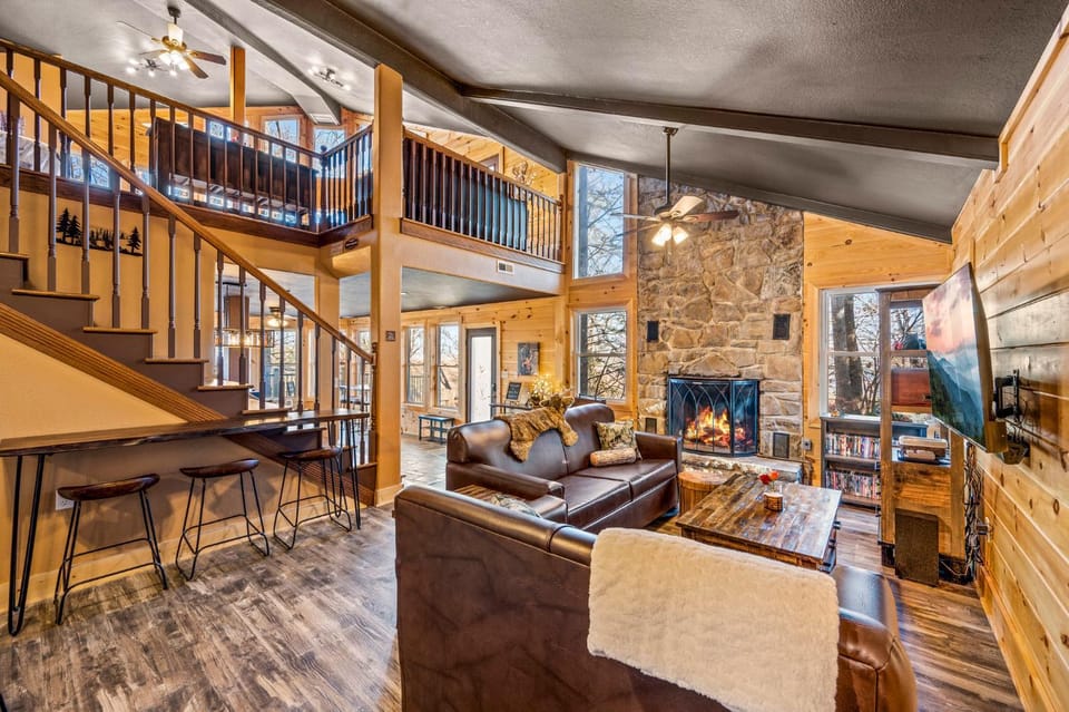 Honey Bear Treehouse by Avada Properties House in Gatlinburg