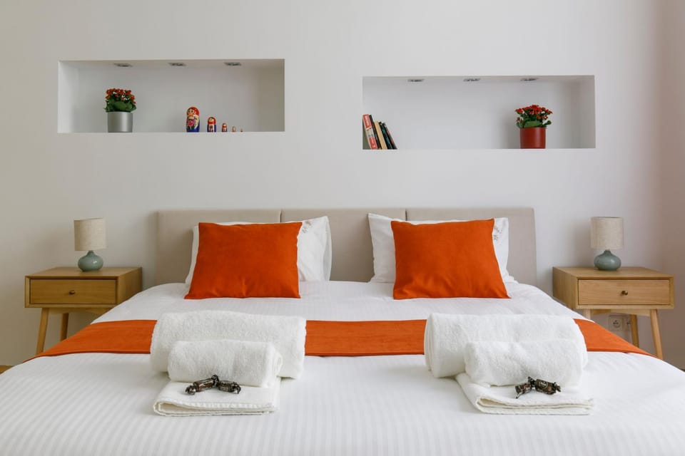 Bed, TV and multimedia, Photo of the whole room, Dining area, Bedroom, fireplace, towels