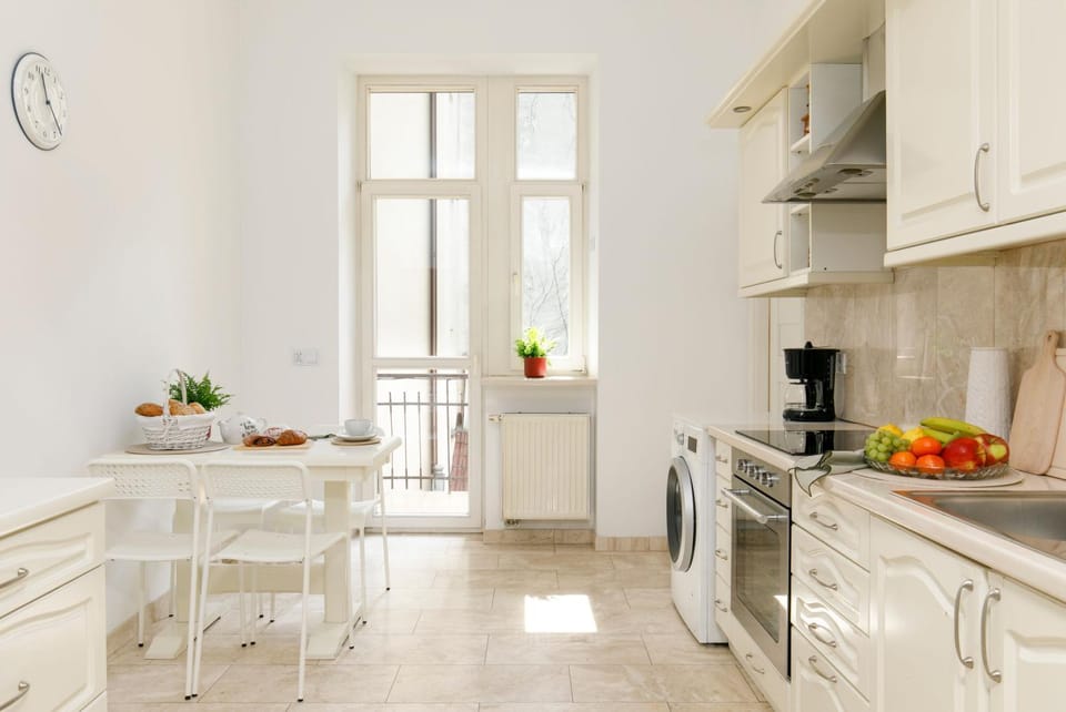 Coffee/tea facilities, Dining area, dishwasher, microwave, oven, stove, toaster, washing machine, kitchen