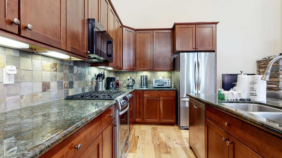 Red Slate Canyon - Modern 2-Story Condo House in Mammoth Lakes