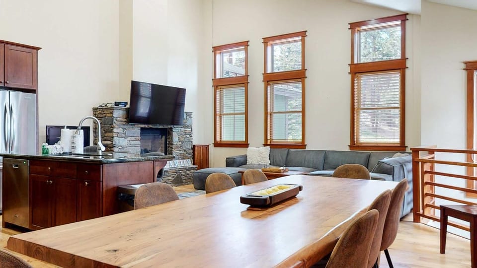 Red Slate Canyon - Modern 2-Story Condo House in Mammoth Lakes