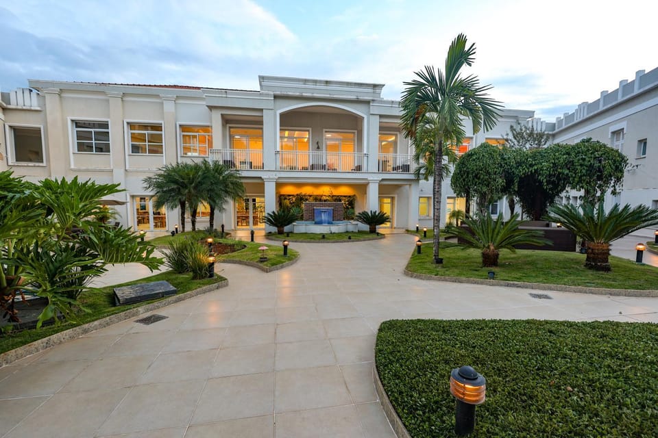Property building, Facade/entrance, Day, Garden, Garden view