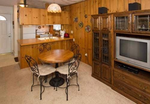 Mammoth View Villas - Shop Hike or Golf House in Mammoth Lakes