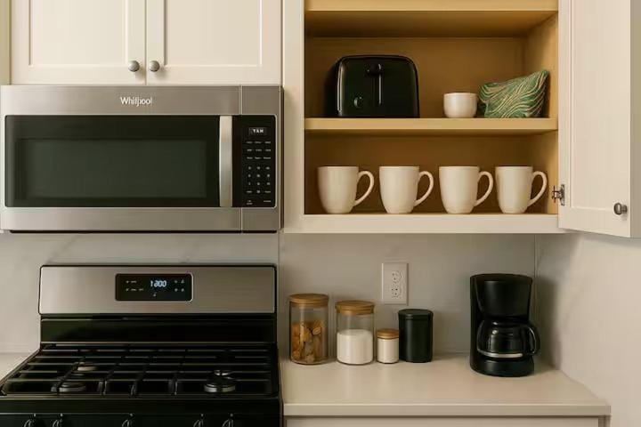 Coffee/tea facilities, Kitchen or kitchenette, minibar, pet friendly, stove, toaster