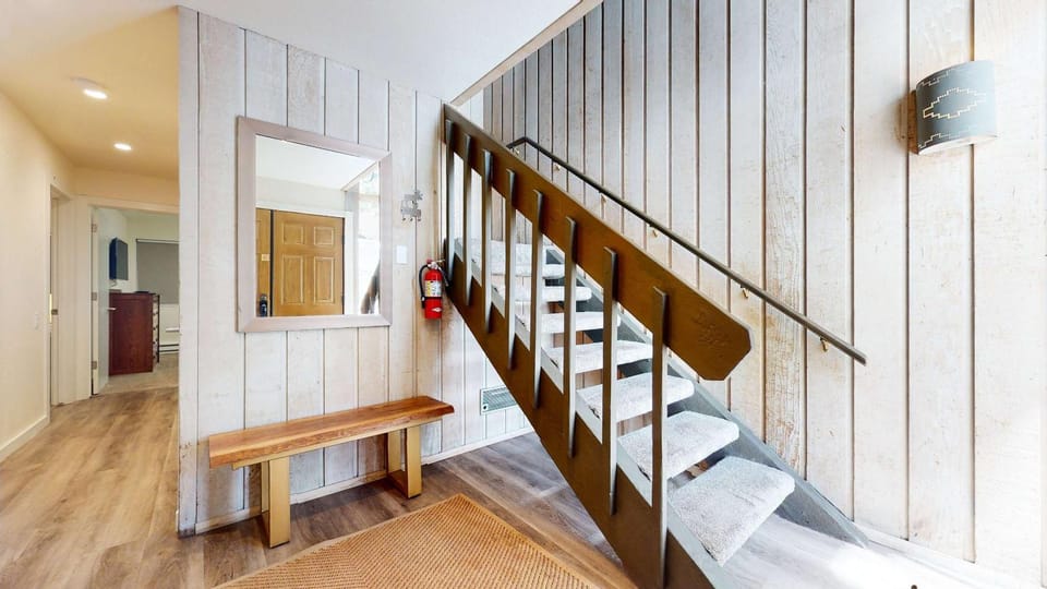Mid Century Modern Cabin #212 - Walk to Village Cabin in Mammoth Lakes