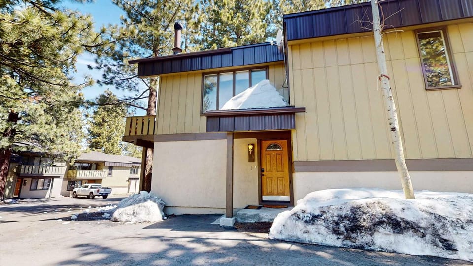 Mountain Chateau Retreat - Desirable Resort 4 BDR House in Mammoth Lakes