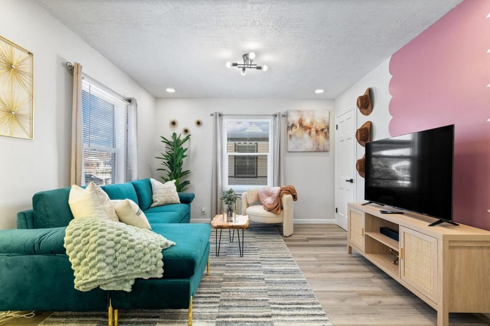 TV and multimedia, Living room, Seating area, Evening entertainment